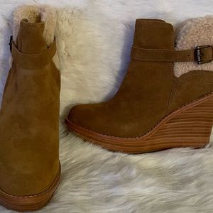*UGG*- ANAIS WEDGE ANKLE BOOTIE- SIZE 7- CHESTNUT